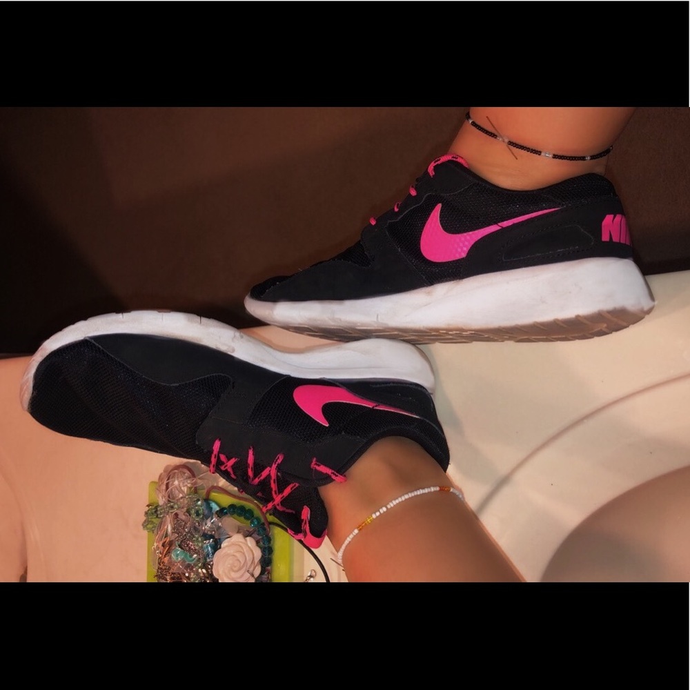 size 7 nike roshes